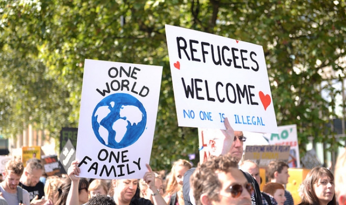 Cartell a favor de l'acollida de refugiats. Font: Ilias Bartolini, Flickr Font: 