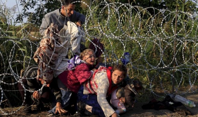 Persones refugiades a la tanca entre Sèrbia i Hongria / BERNADETT SZABO / REUTERS Font: BERNADETT SZABO / REUTERS