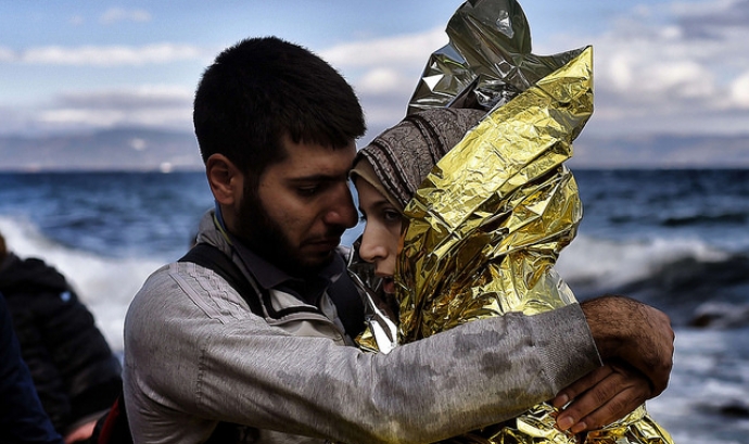 Una parella de refugiats sirians s'abraça tot just arribar a l'illa de Lesbos, a Grècia. Font: Jordi Bernabeu, Flickr  Font: 