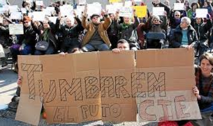 Imatge de la concentració del 30 de gener davant del CIE. Font: web regio7.cat Font: 