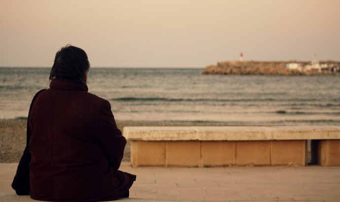 Dona contemplant la serenitat del mar_la veu de Nanuk_Flickr