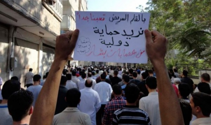 Manifestants amb un cartell en àrab. Font: anticapitalistes.net