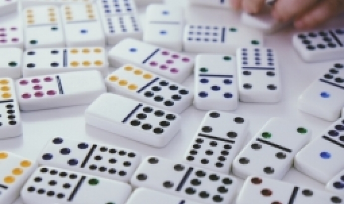 Fitxes de dominó a sobre d'una taula. Font: Nyan Quintal