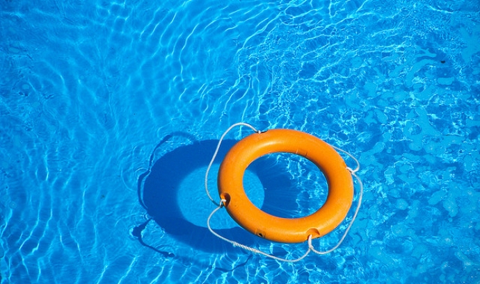 Salvavides enmig d'una piscina_Macarena Viza_Flickr