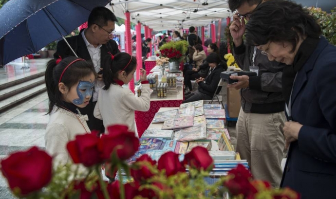 La celebració del Sant Jordi també arriba a la Xina. Font: El País 