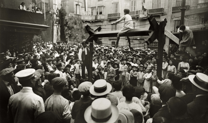 Imatge històrica del tradicional joc de la cucanya de les Festes de Sant Roc Font: 