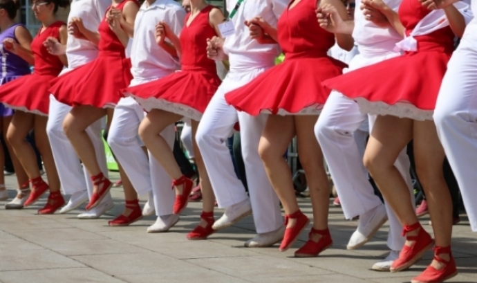 Un grup de persones ballant sardanes en representació de la cultura popular catalana. Font: Confederació Sardanista de Catalunya - Clara Feliu.