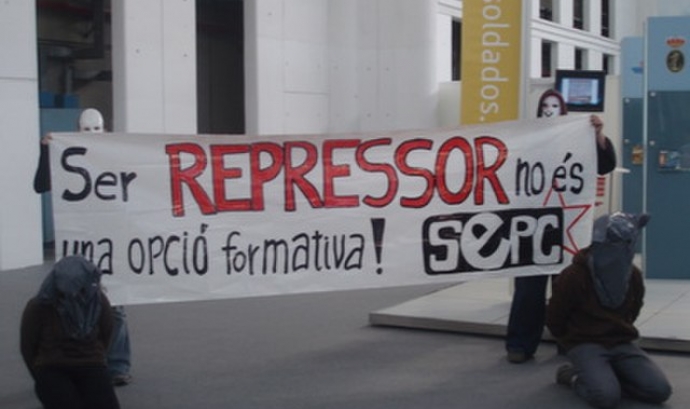 Protesta del Sindicat d'Estudiants dels Països Catalans (SEPC) contra la presència de la paradeta de les Forces Armades d'Espanya al Saló de l'Ensenyament de 2007. Font: SEPC
