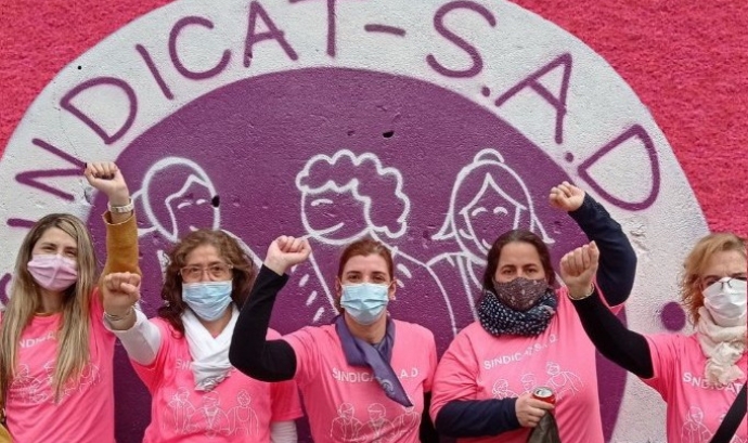 Algunes de les membres del Sindicat S.A.D. de cuidadores professionals municipals en una de les seves protestes. Font: Sindicat S.A.D. Font: Sindicat S.A.D.