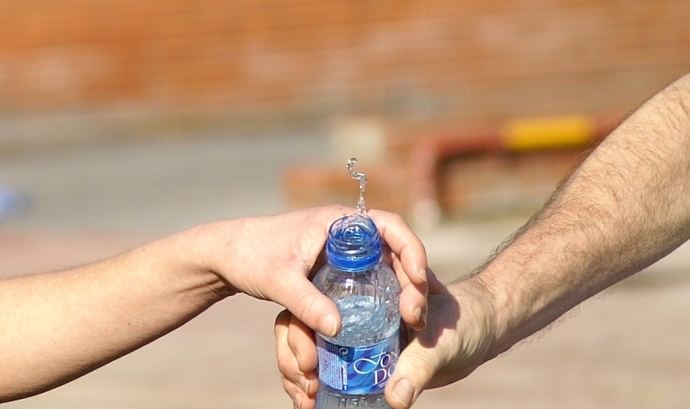 Compartir ampolla d'aigua. Solidaritat_ferran pestaña_Flickr