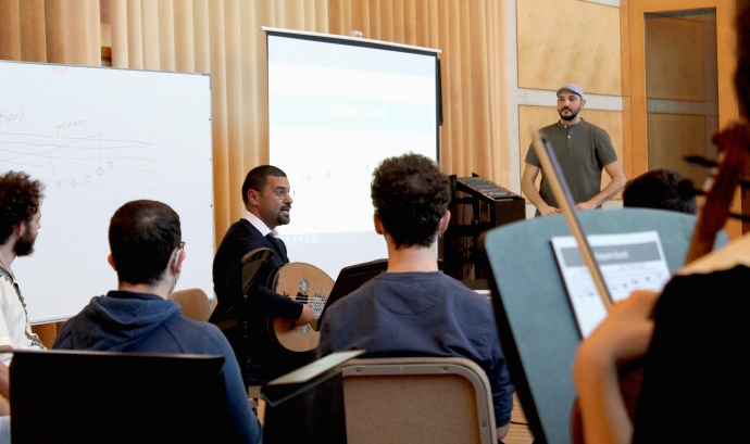 El llaütista i músic palestí Iyad Staiti va formar diferents alumnes d'escoles de música de Catalunya en tradició àrab-palestina. Font: Associació Catalana per la Pau