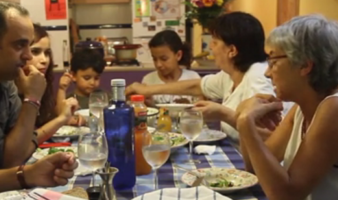 Fotograma d'un vídeo del projecte La Família del Costat