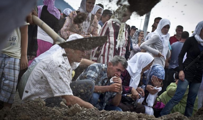 Persones a les fosses de Srebrenica. Autor: Juanfra Álvarez