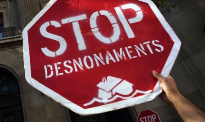 Senyal Stop, amb el missatge Stop desnonaments. Font. web pahbarcelona.org Font: 