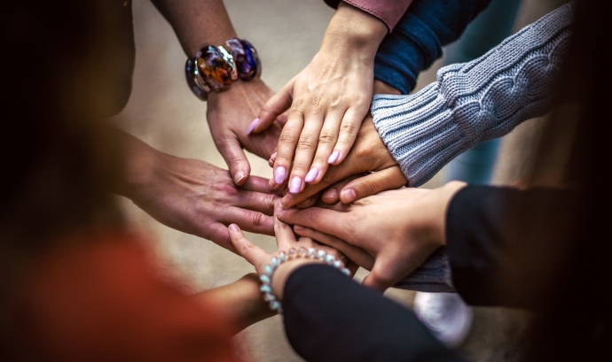 Un grup de persones entrellaçant les mans. Font: Bob Dmyt (Pixabay)
