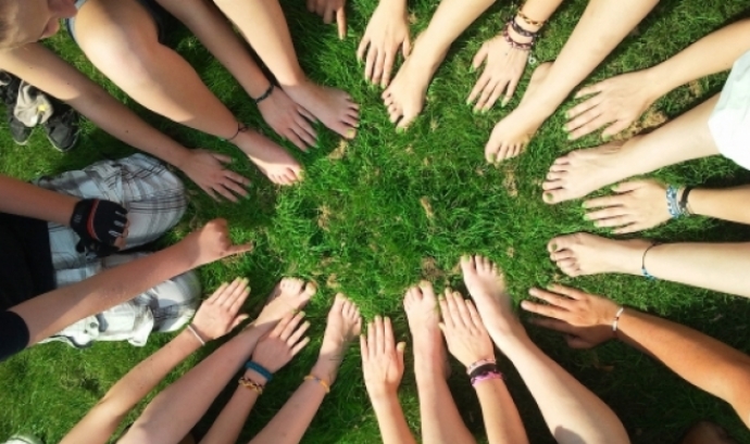 Un equip de persones ajuntant les mans i els peus com a mostra d'unió. Font: Henning Westerkamp (Pixabay)