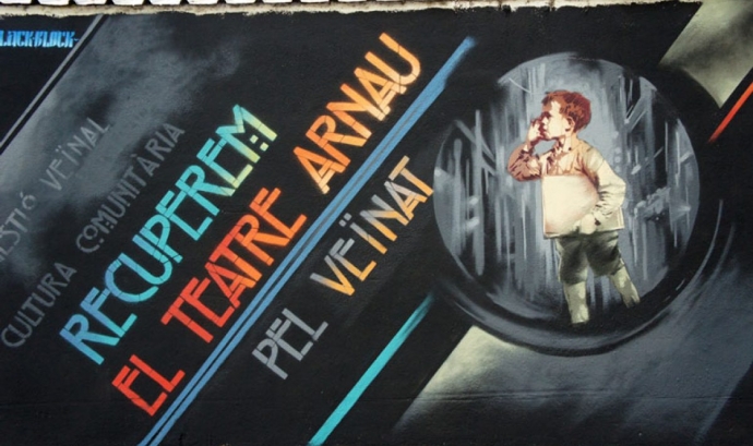 'Recuperem el Teatre Arnau'. Grafit reivindicatiu en un dels murs del barri
