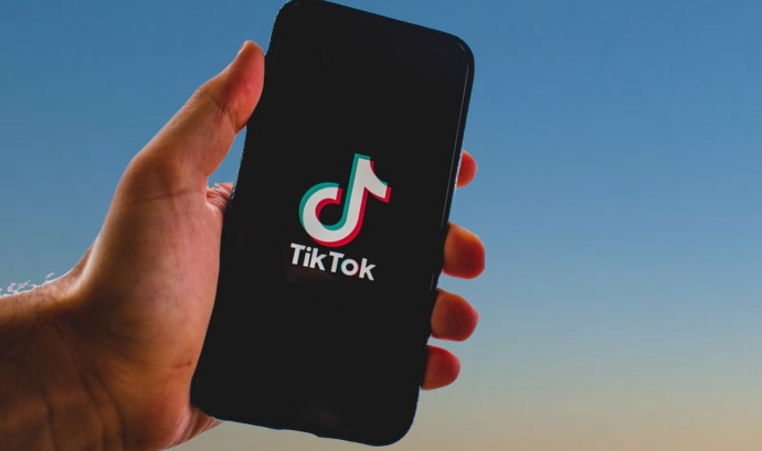 Un mòbil amb Tiktok. Font:  Nitish Gupta (Pixabay)