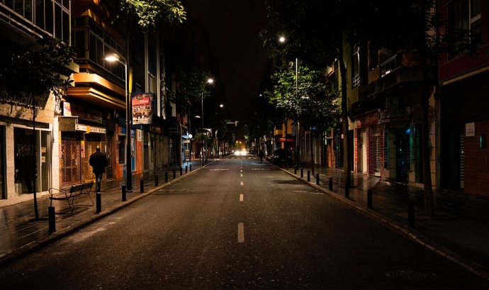Els carrers de tot Catalunya s'han buidat durant el primer dia de toc de queda nocturn. Font: Pxfuel