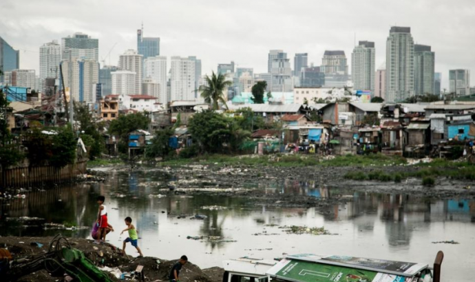 Fotografia de capçalera de l'informe: barraques a Tondo, Manila. Autor: Dewald Brand Font: 