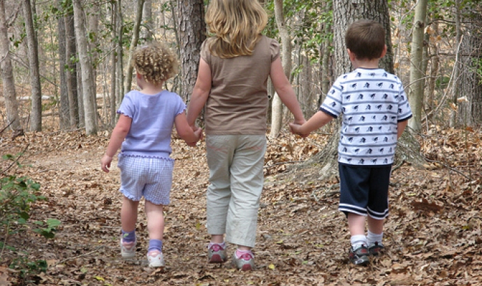 Nens passejant pel bosc. Font: vastateparkstaff (Flickr)