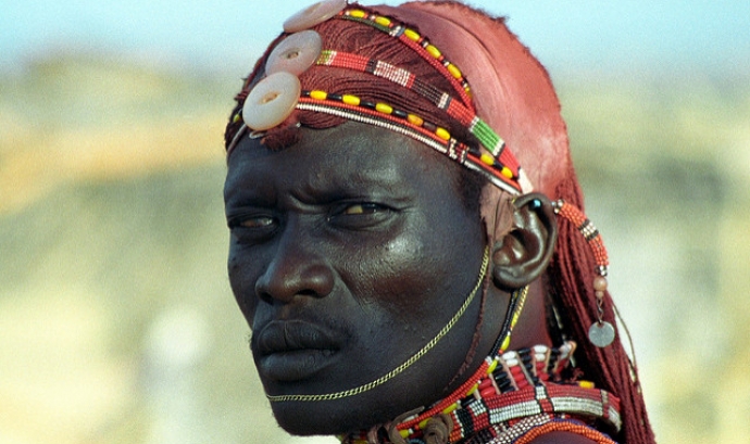 Imatge d'un home d'una tribu de Kenya. Font: Retlaw Snellac, Flickr