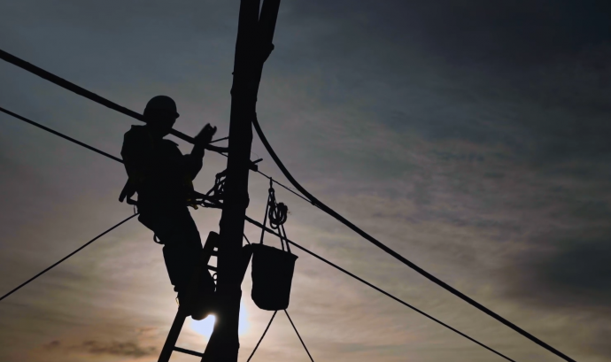 Un operari desplegant cable de fibra òptica en una zona agrícola, en una imatge del documental 'Última Milla'. Font: Hans de Dalmau