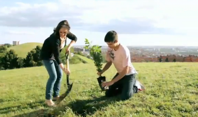 Fotograma del vídeo de la campanya "Dale un empujoncito" Font: 