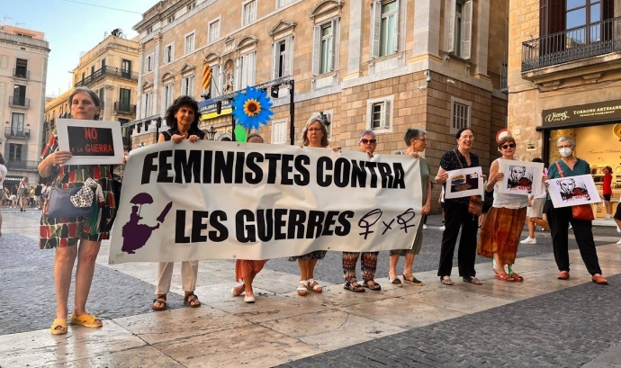 El grup Dones x Dones en una de les plantades silencioses de la plaça de Sant Jaume a Barcelona. Font: Dones x Dones