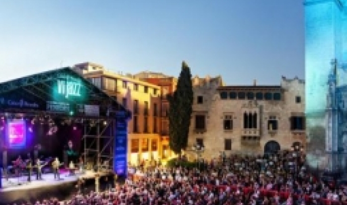 La Plaça de Jaume I s'omple de gom a gom de gent amb una copeta de vi preparada pels concerts