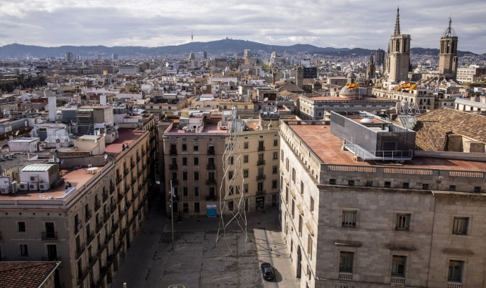 Vistes de Barcelona des del mirador de Maria Aurèlia Capmany. Vistes des de la plaça de Sant Miquel fins a Collserola. Font: Edu Bayer