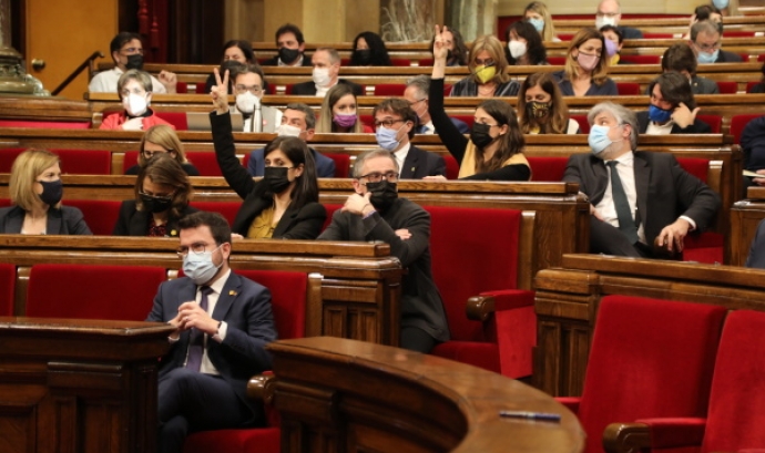 El moment de la votació de la proposta de llei per a la creació del Centre Català d'Empresa i Drets Humans al Parlament. Font: Lafede.cat