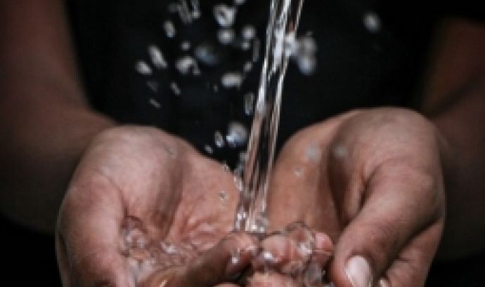 L’objectiu de l’activitat és mostrar què passa quan no se’n té accés al recurs de l’aigua. Font: Unsplash.