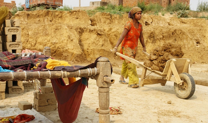 Una dona fent treball forçat. Font: Organització Internacional del Treball (OIT)