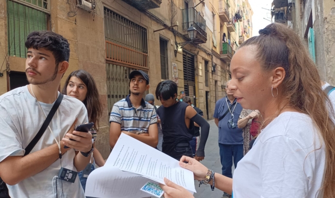 Talita Gabarre, de l'associació Carabutsí, explicant la ruta de la rumba catalana per a un grup de la cooperativa Colectic. Font: Colectic