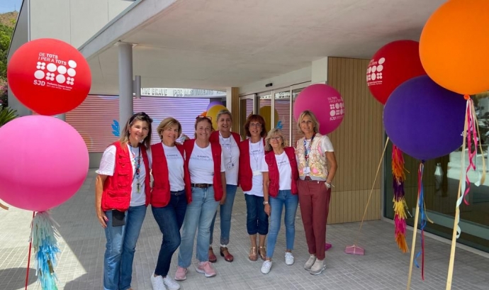 Silvia Avila, segona per l'esquerra, amb les companyes voluntàries de l'Hospital maternoinfantil de Sant Joan de Déu de Barcelona. Font: Hospital Sant Joan de Déu