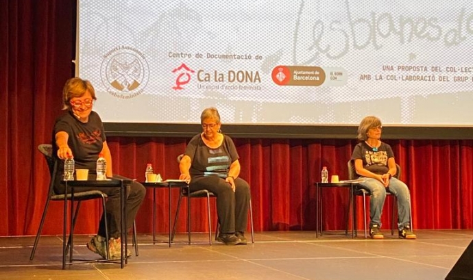 Núria Casals participant en un acte com a activista feminista i lesbiana. Font: Ca la Dona