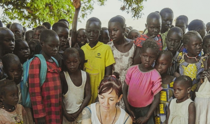 Almudena Brbero treballa a Sudan del Sud desenvolupant projectes d'educació i art amb infants Font: Almudena Barbero