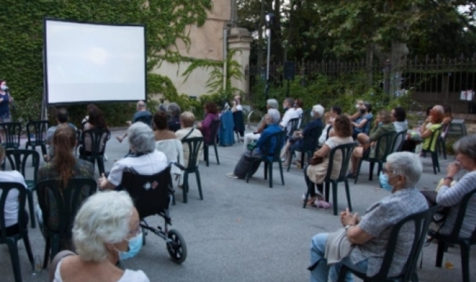 El cicle de cinema documental es fa cada estiu al pati de l’Ateneu Santcugatenc, a Sant Cugat del Vallès. Font: Xarxa d'Economia Solidària de Sant Cugat