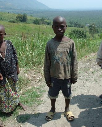 Nens al Parc Nacional de Virunga. Font: wikimedia commons.