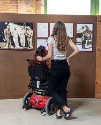 Noies mirant una exposició. Font: Niu d'imatges de la Direcció General de Joventut de la Generalitat de Catalunya
