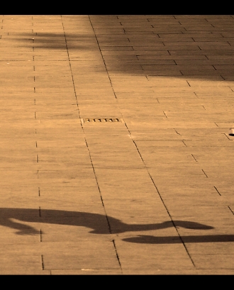 Jove saltant sobre un monopatí_Marc Bernat Madrid_Flickr
