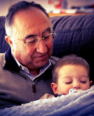 Avi amb el seu nét. Font: Gonzalo Malpartida, Flickr