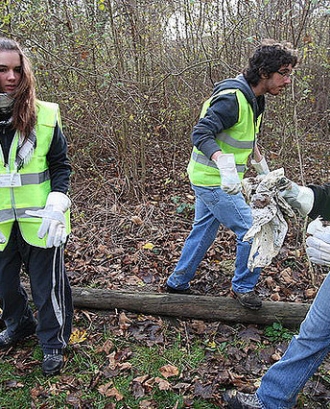 Joves fent voluntariat ambiental. Font: Universidad de Navarra (Flickr)