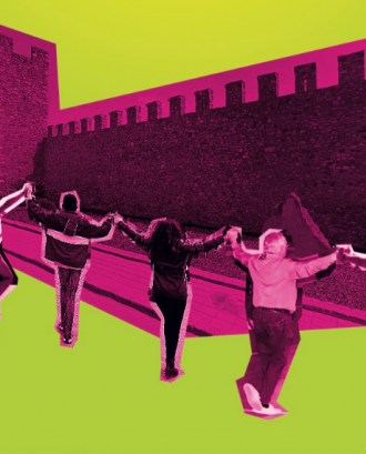 Muntatge amb persones ballant davant de la muralla de Montblanc