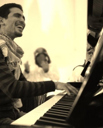 Aeham tocant el piano. Font: Associació Catalana per la Pau
