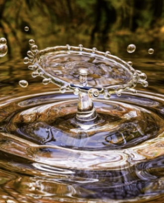 Una imatge d'una gota d'aigua per representar la sessió 'L'aigua. Un procomú'. Font: Llicència CC Pixabay