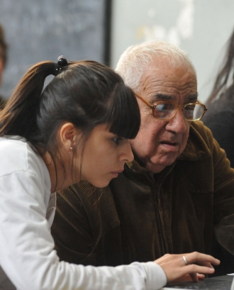 Alumnos de Conectar Igualdad con adultos mayores en Lugano - ANSESGOB - Flickr