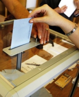 Una votant exerceix el seu dret a vot en unes eleccions. Font: Anticapitalistes