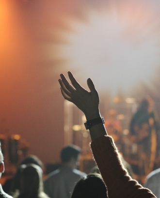 Mà enlaire en un concert. Font: Free-Photos a Pixabay 